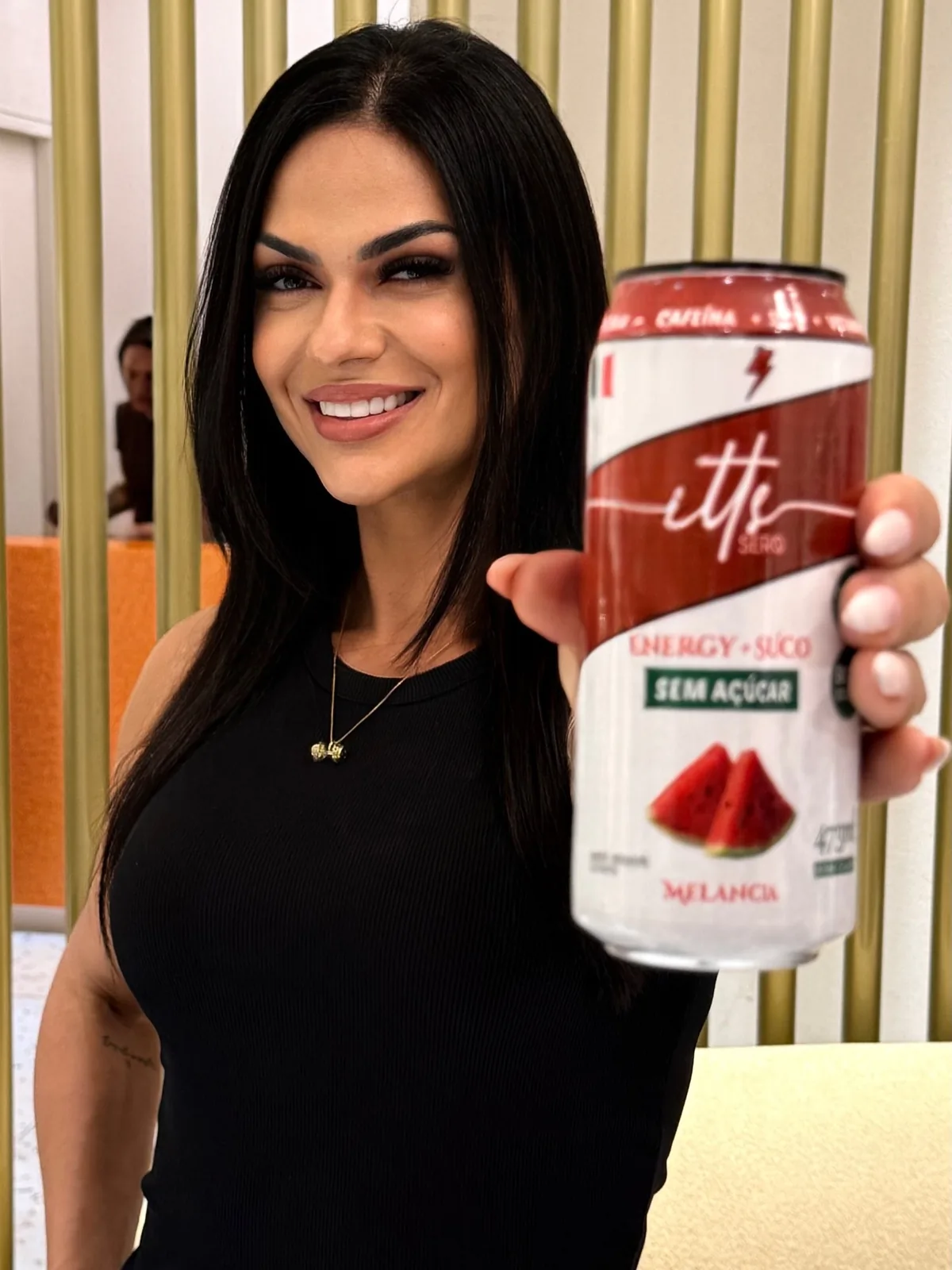 Beatriz Faria segurando uma lata de ITTS Sero sabor melancia