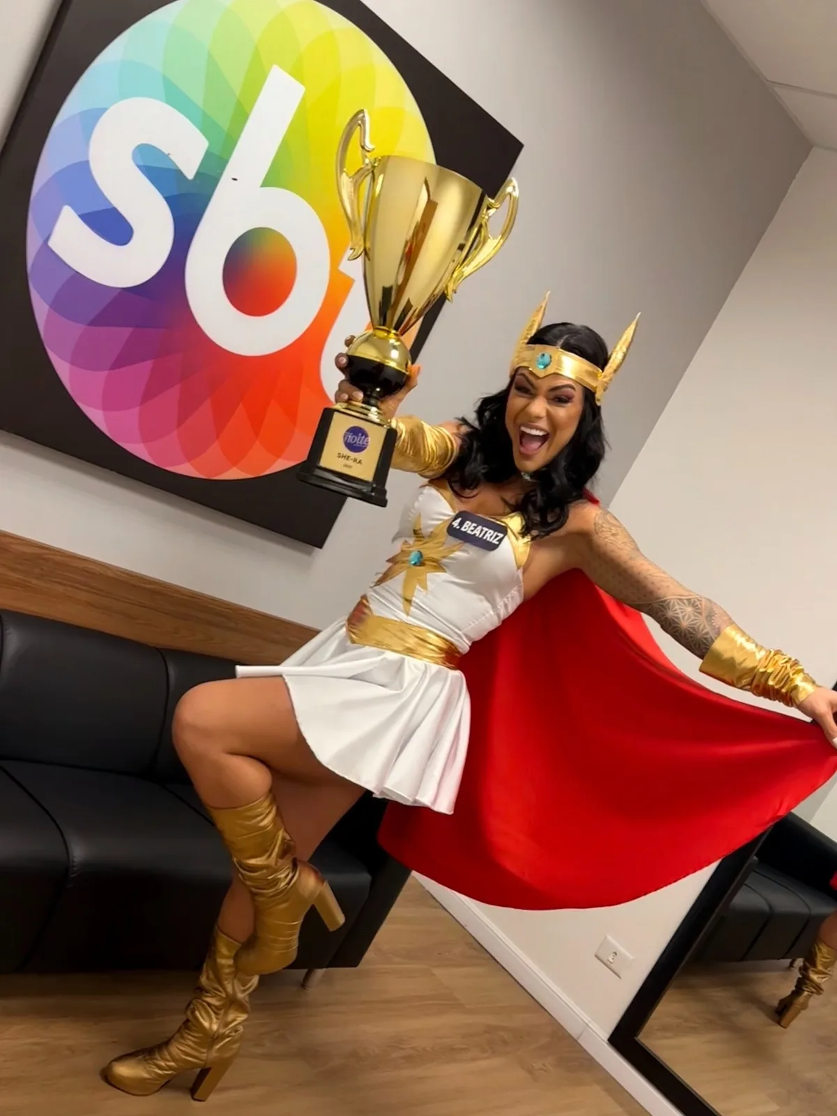 Beatriz Faria com o troféu do concurso She-Ra nos bastidores do Viva a Noite, no SBT