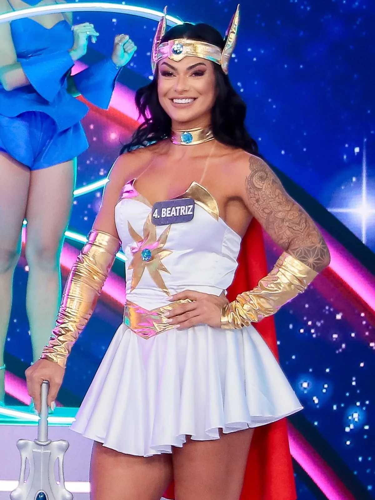 Beatriz Faria fantasiada de She-Ra no palco do Viva a Noite, do SBT